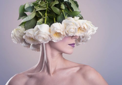 Chapeau de roses blanches sur visage